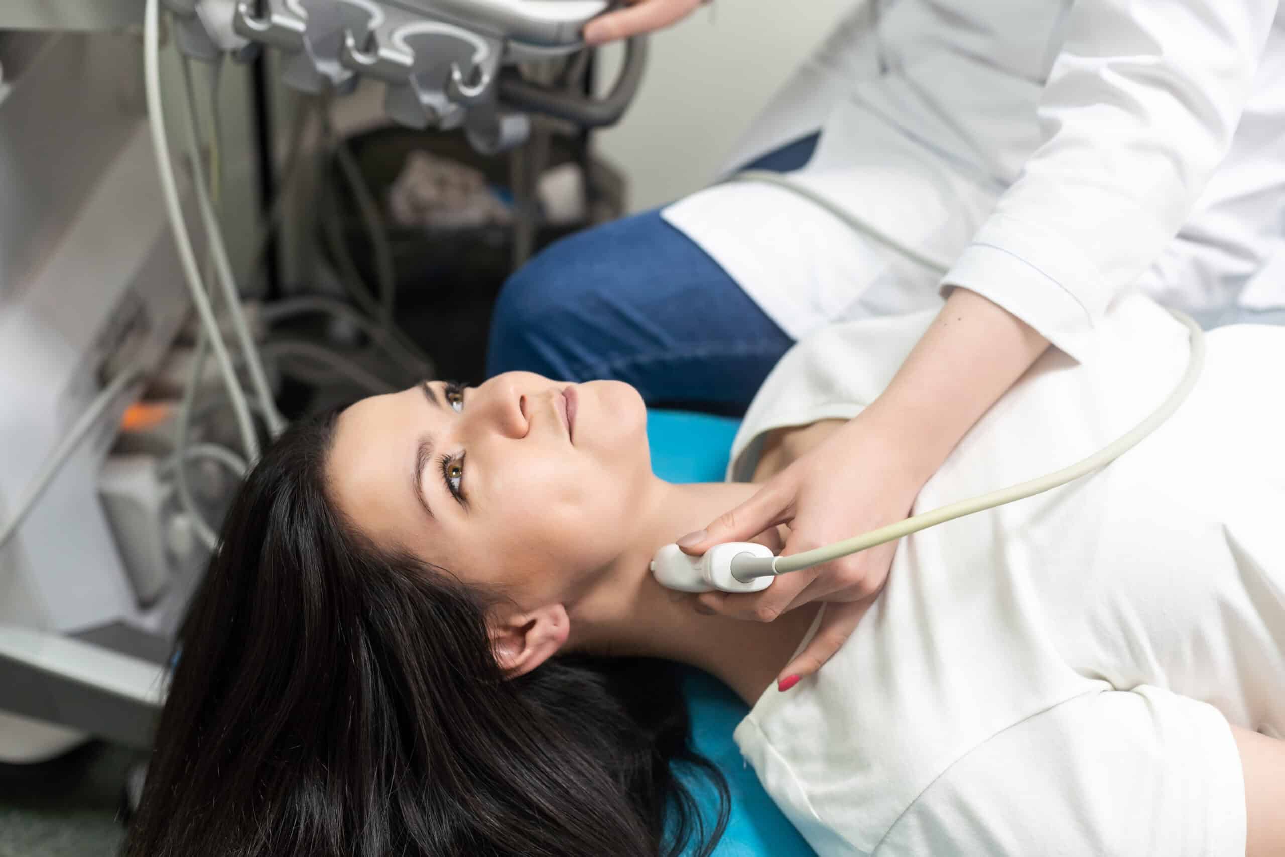 Doppler carotídeo para evaluar el flujo sanguíneo de las arterias carótidas en el cuello