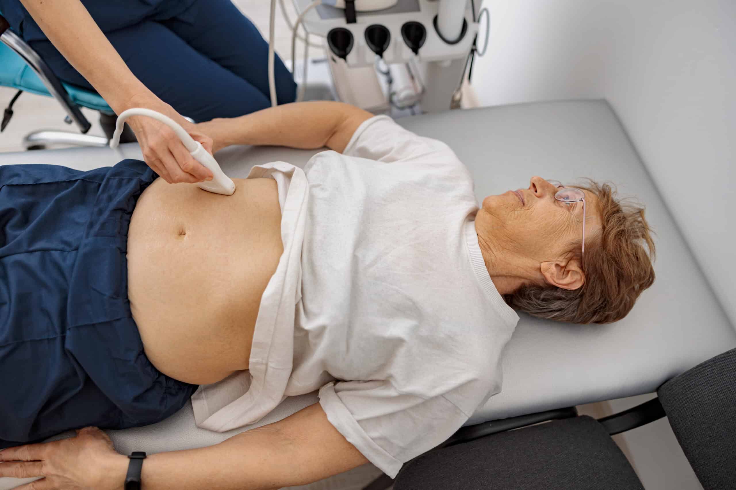 Sonografía hepática utilizada en la evaluación de fibrosis hepática y enfermedad hepática crónica