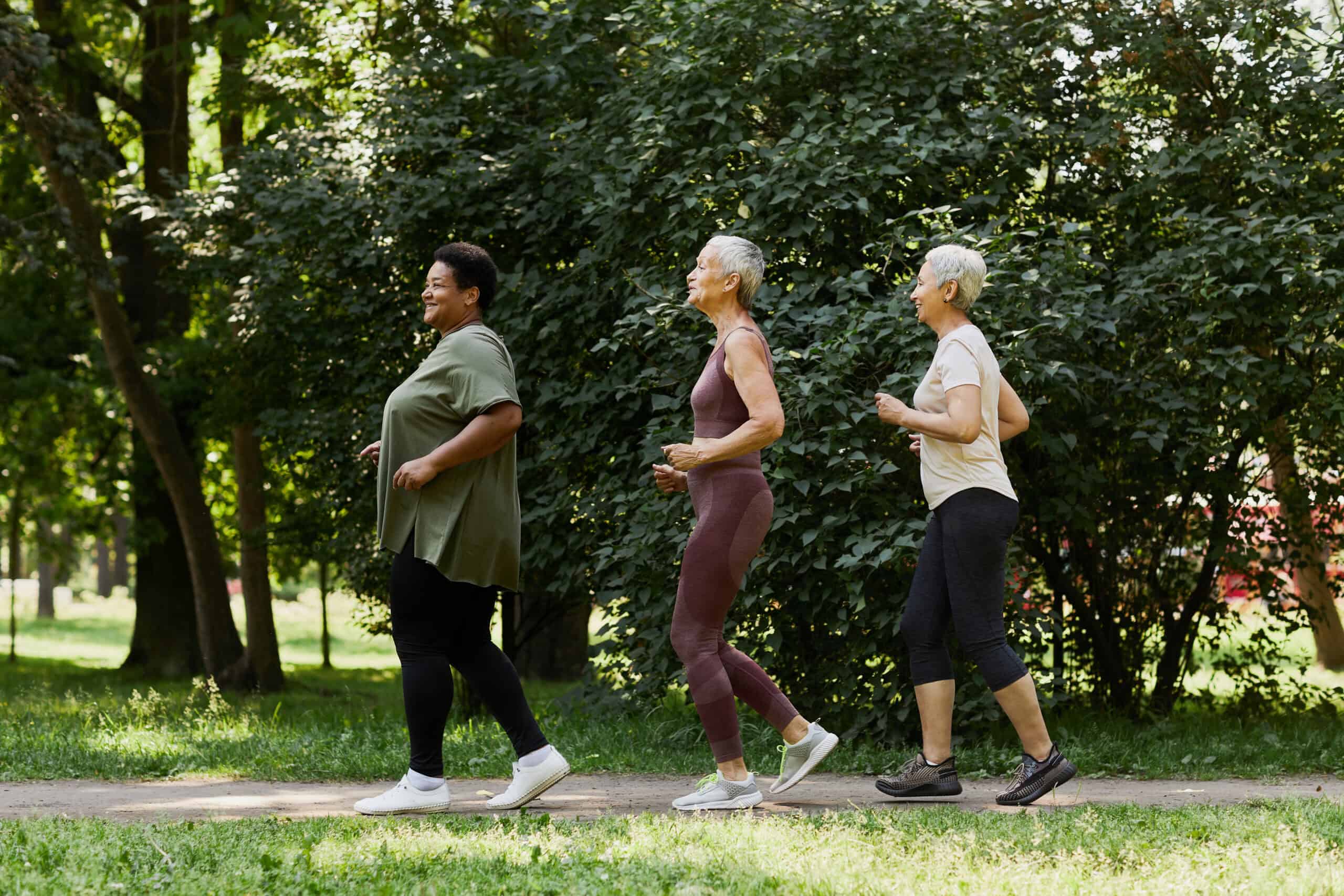 Mujeres realizando actividad física para prevenir osteoporosis y mantener la salud ósea