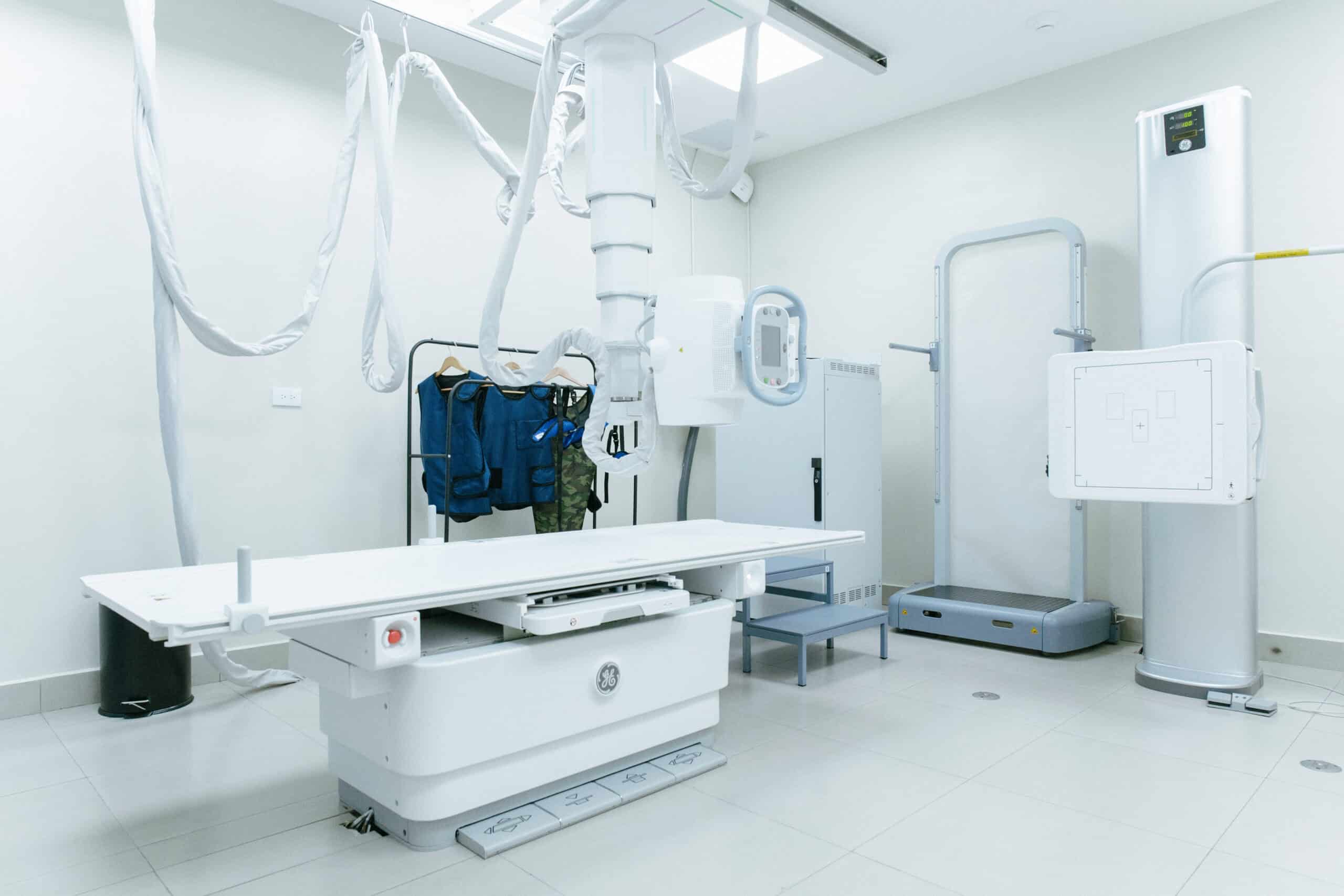 Equipo GE Optima XR646 HD para radiografía panorámica de columna completa en Santo Domingo
