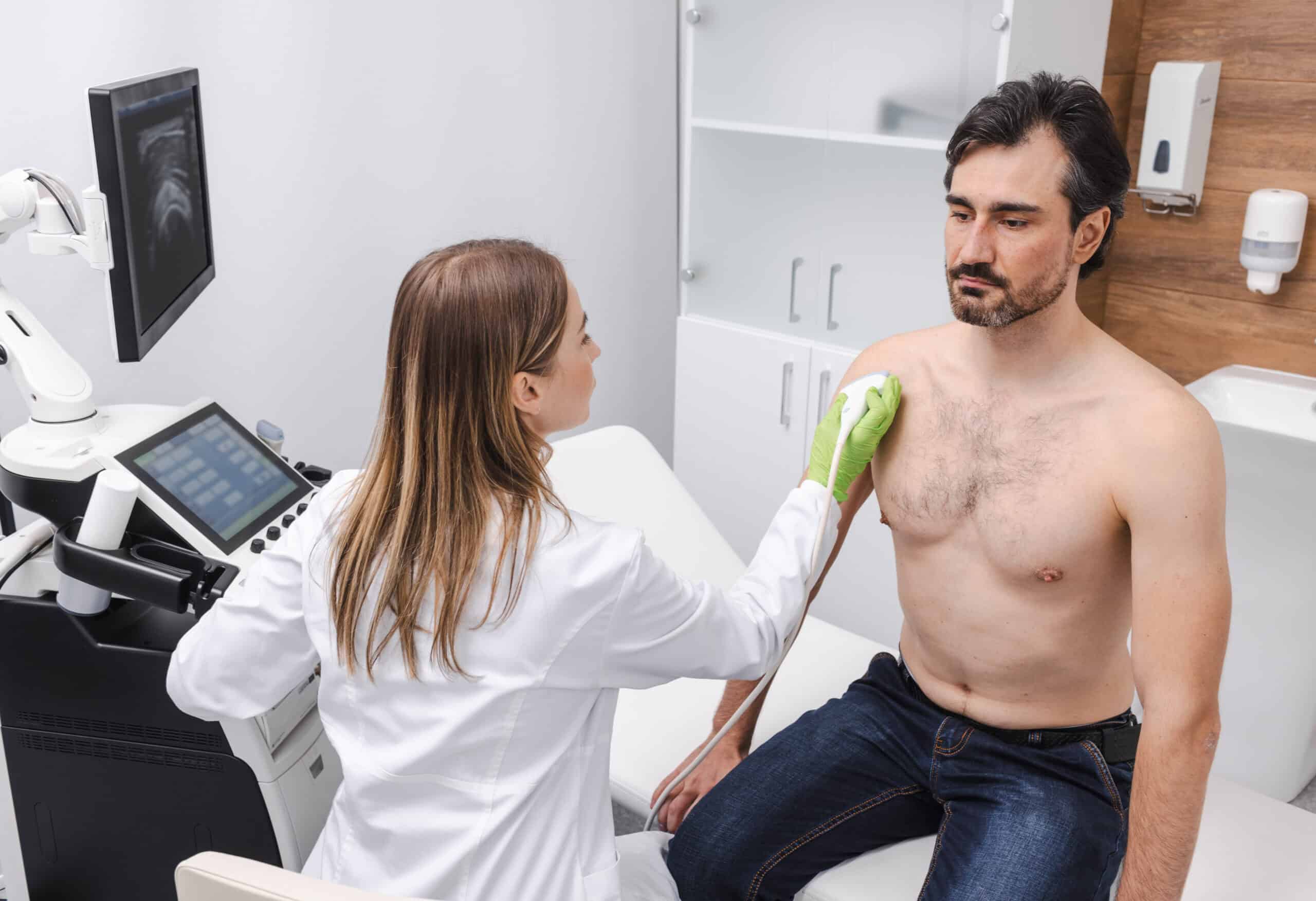 Sonografía musculoesquelética de hombro realizada con ultrasonido para evaluar tendones, músculos y articulaciones