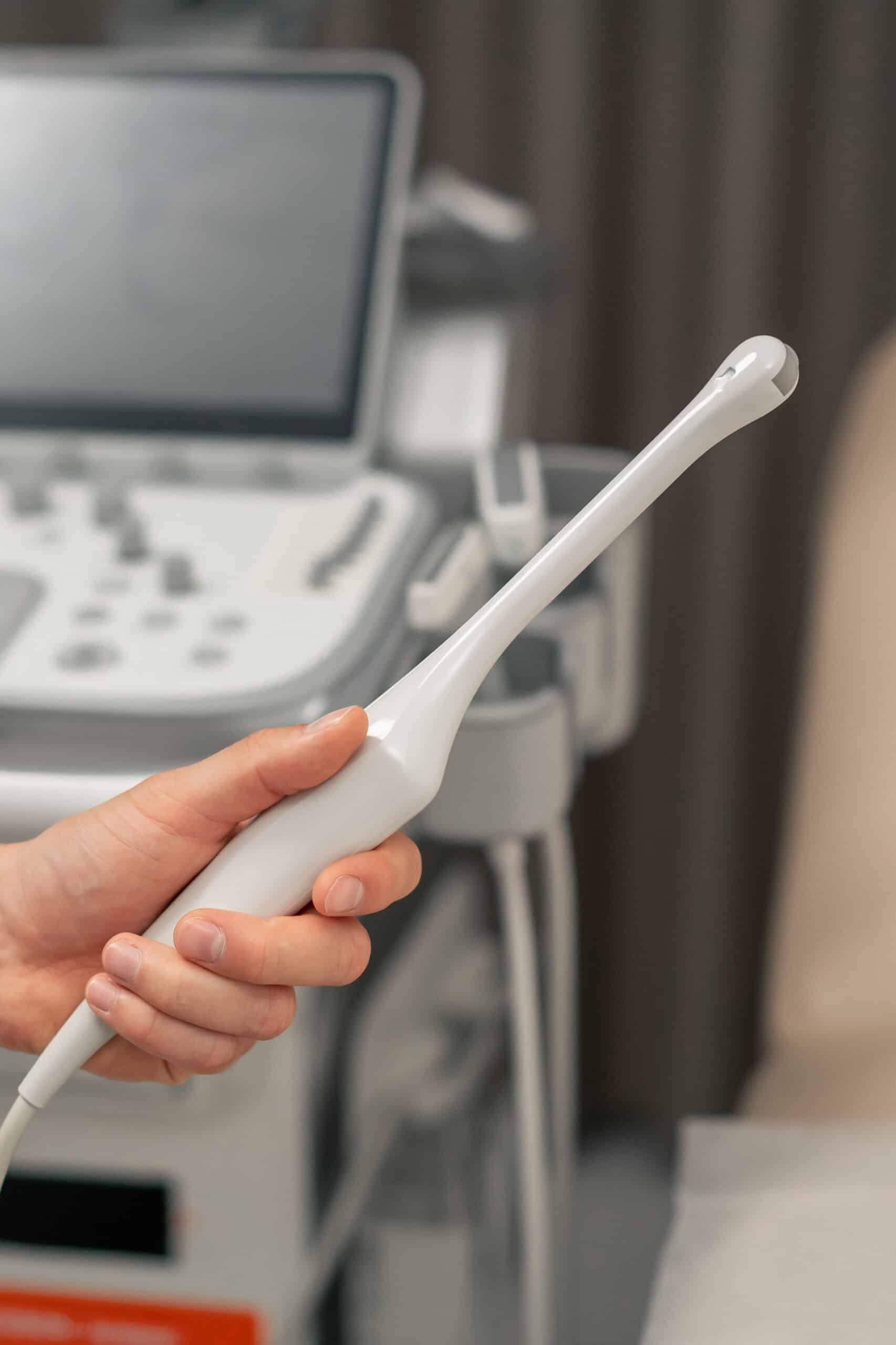 Transductor utilizado para realizar una sonografía transvaginal en la evaluación ginecológica femenina